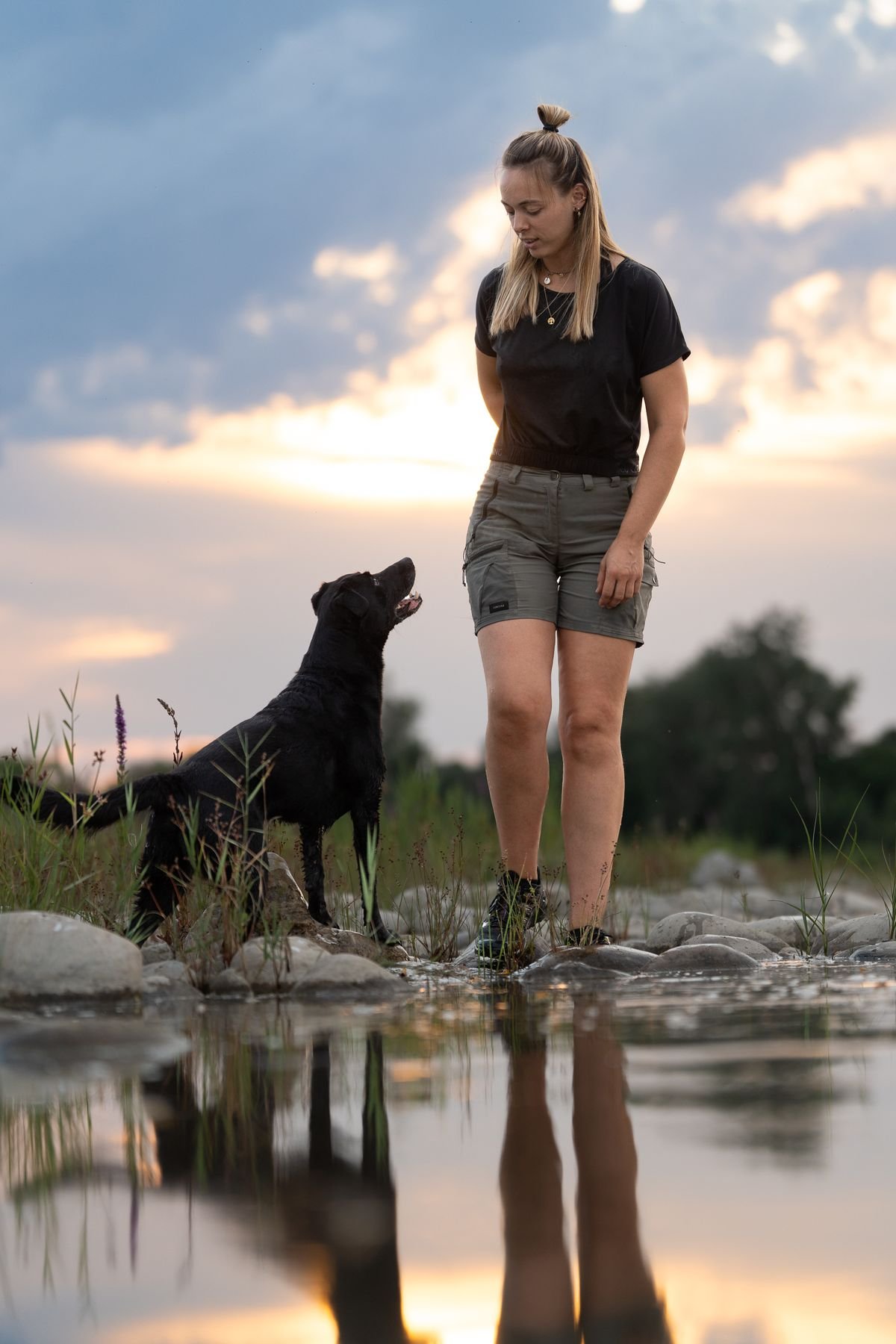 Moment de complicité entre un chien et son duo humain au coucher de soleil, secteur de Jouques