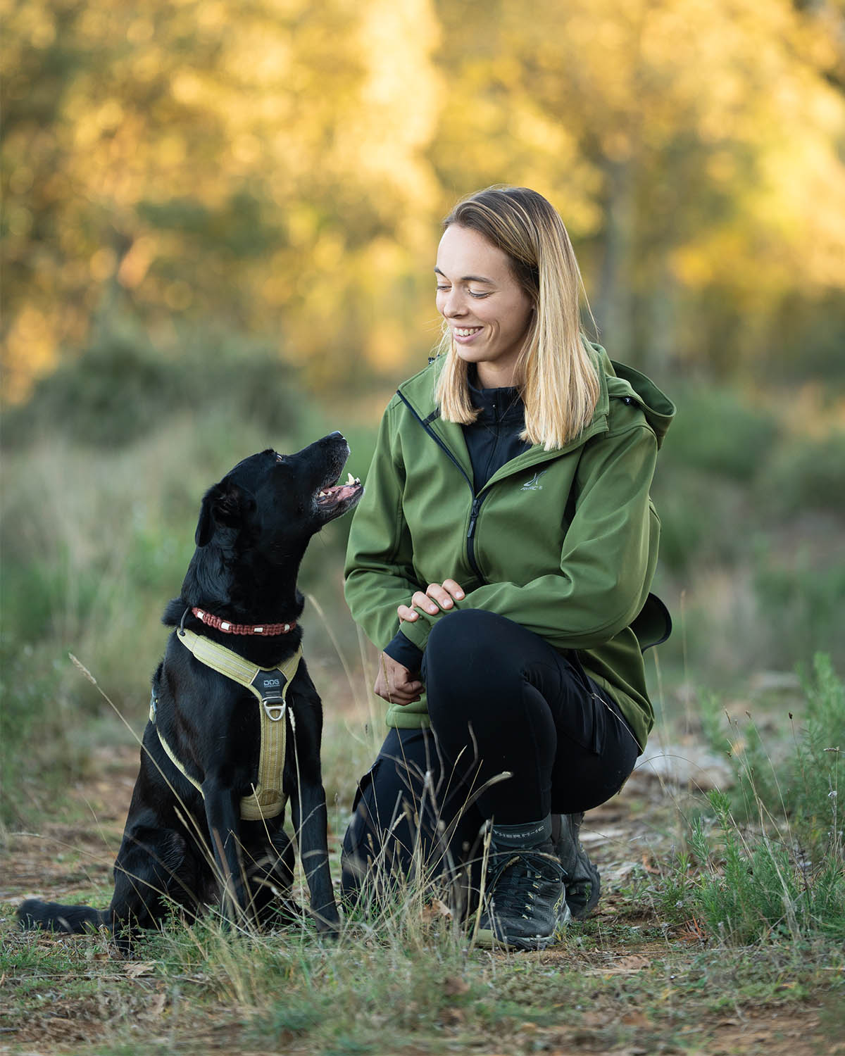 Marine, éducatrice canine de Museau Sauvage, en séance avec un chien à Peyrolles-en-Provence