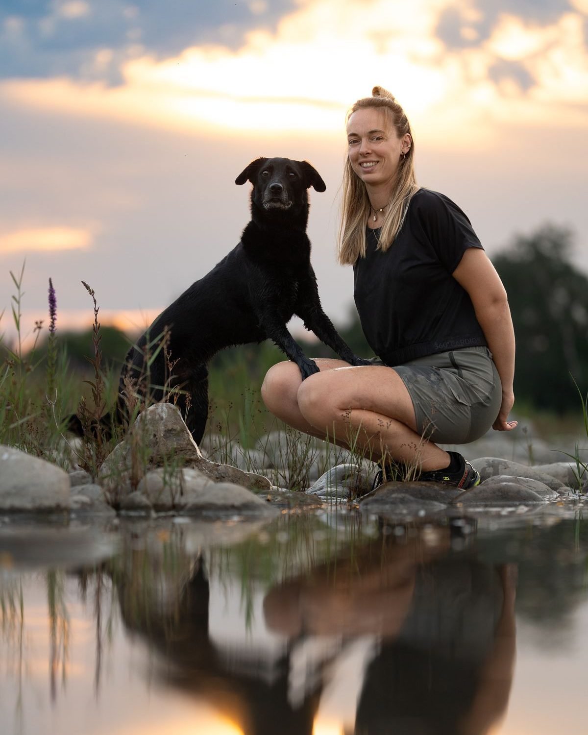 Marine Goovaerts au bord de la Durance avec un chien qui pose la patte, education canine a Pertuis
