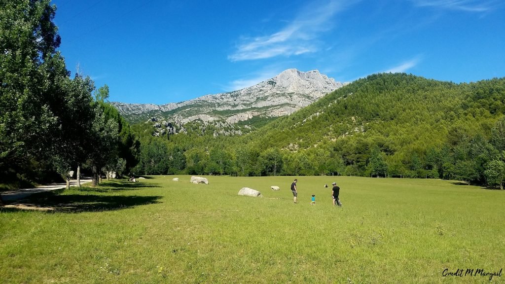 Parc départemental de Roques-Hautes à Beaurecueil, sentiers au pied de la Sainte-Victoire