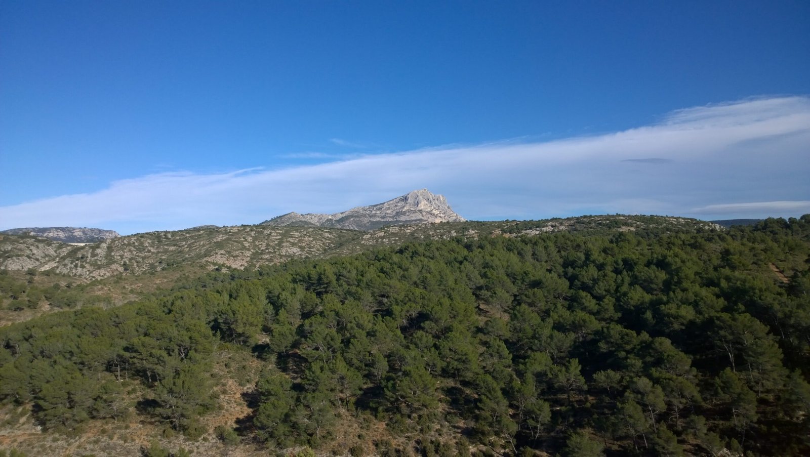 Plateau de Bibémus près d’Aix-en-Provence, sentiers dans les carrières ocre